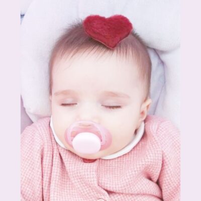 tüylü peluş kalp figürlü bebek tokası