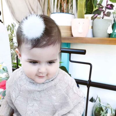 beyaz kürk ponpon bebek tokası